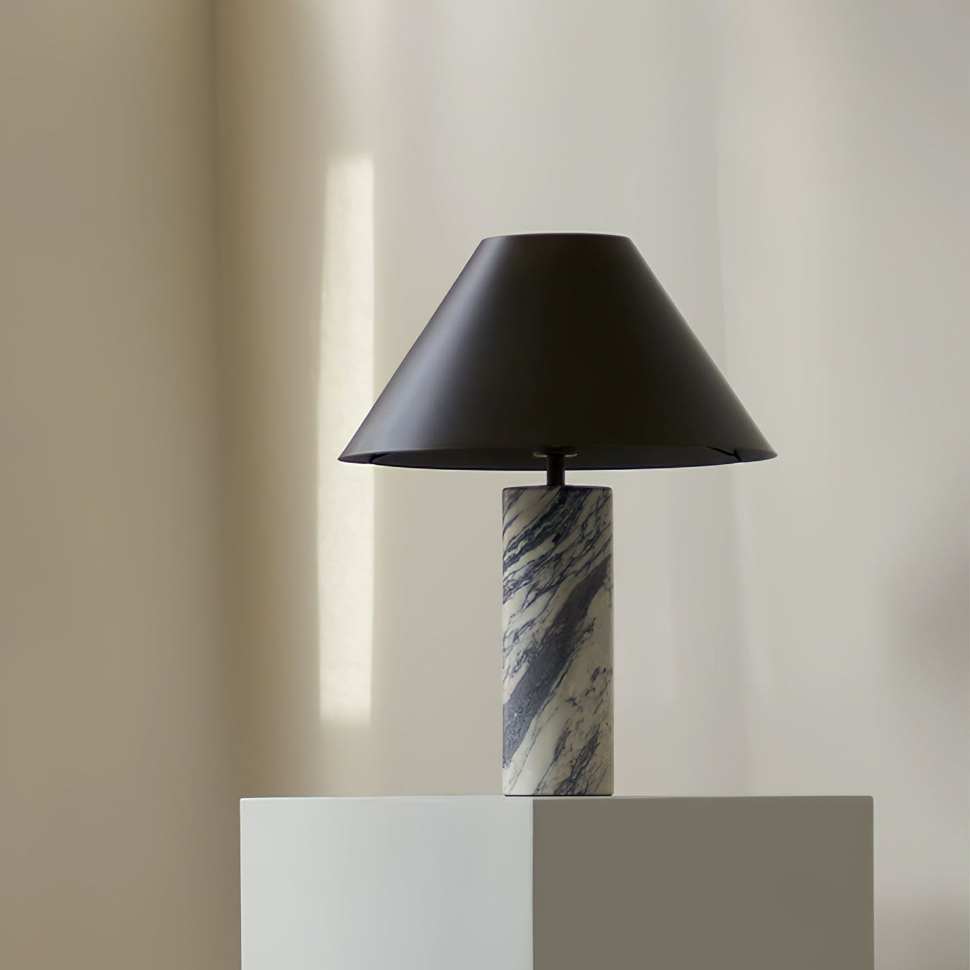 Moderne Tischleuchte Calagi