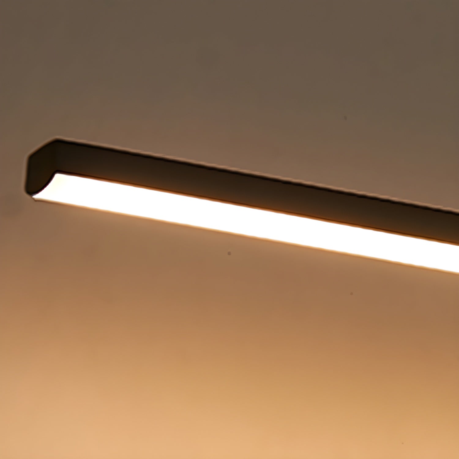 Lineare Wandleuchte Olive